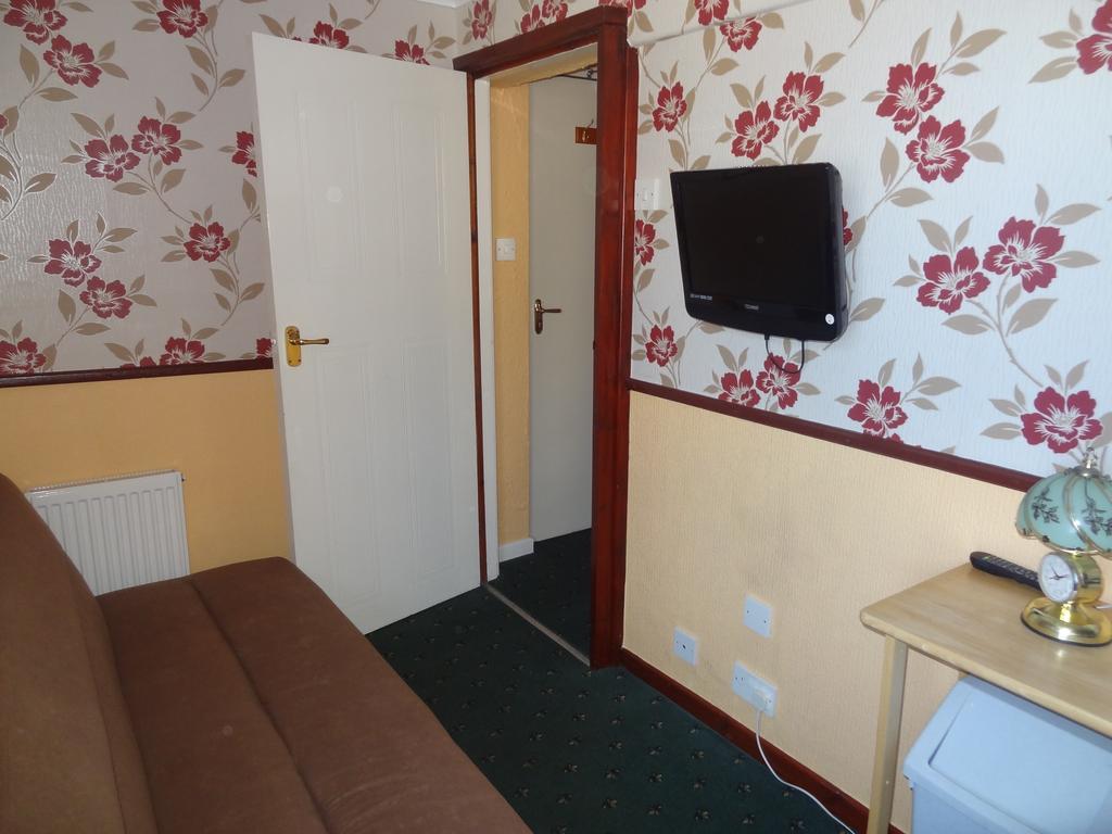 Lindisfarne Holiday Apartments - Families & Couples Only Blackpool Room photo