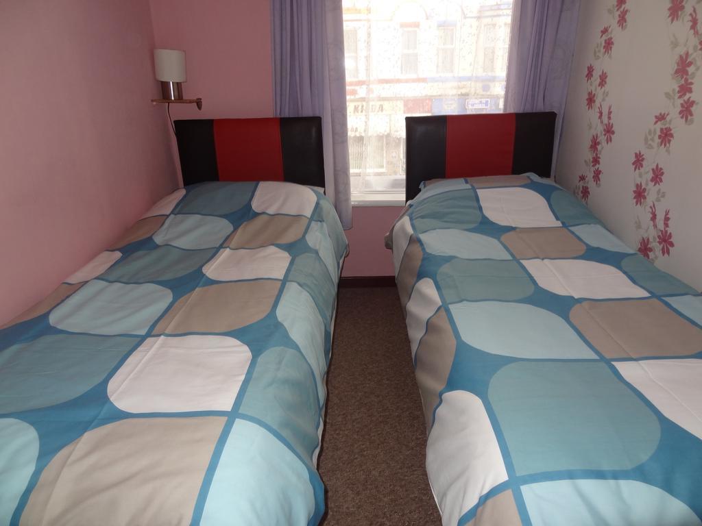 Lindisfarne Holiday Apartments - Families & Couples Only Blackpool Room photo
