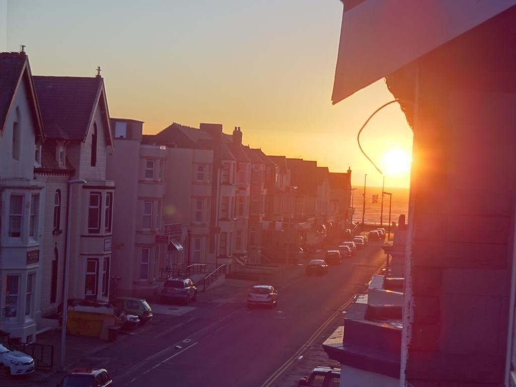 Lindisfarne Holiday Apartments - Families & Couples Only Blackpool Exterior photo